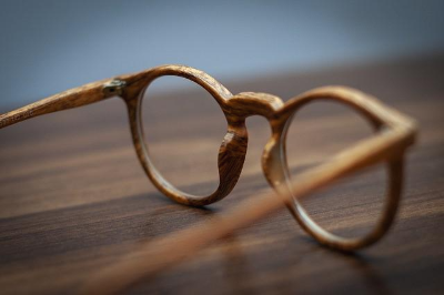 나무로 만든 갈색 안경