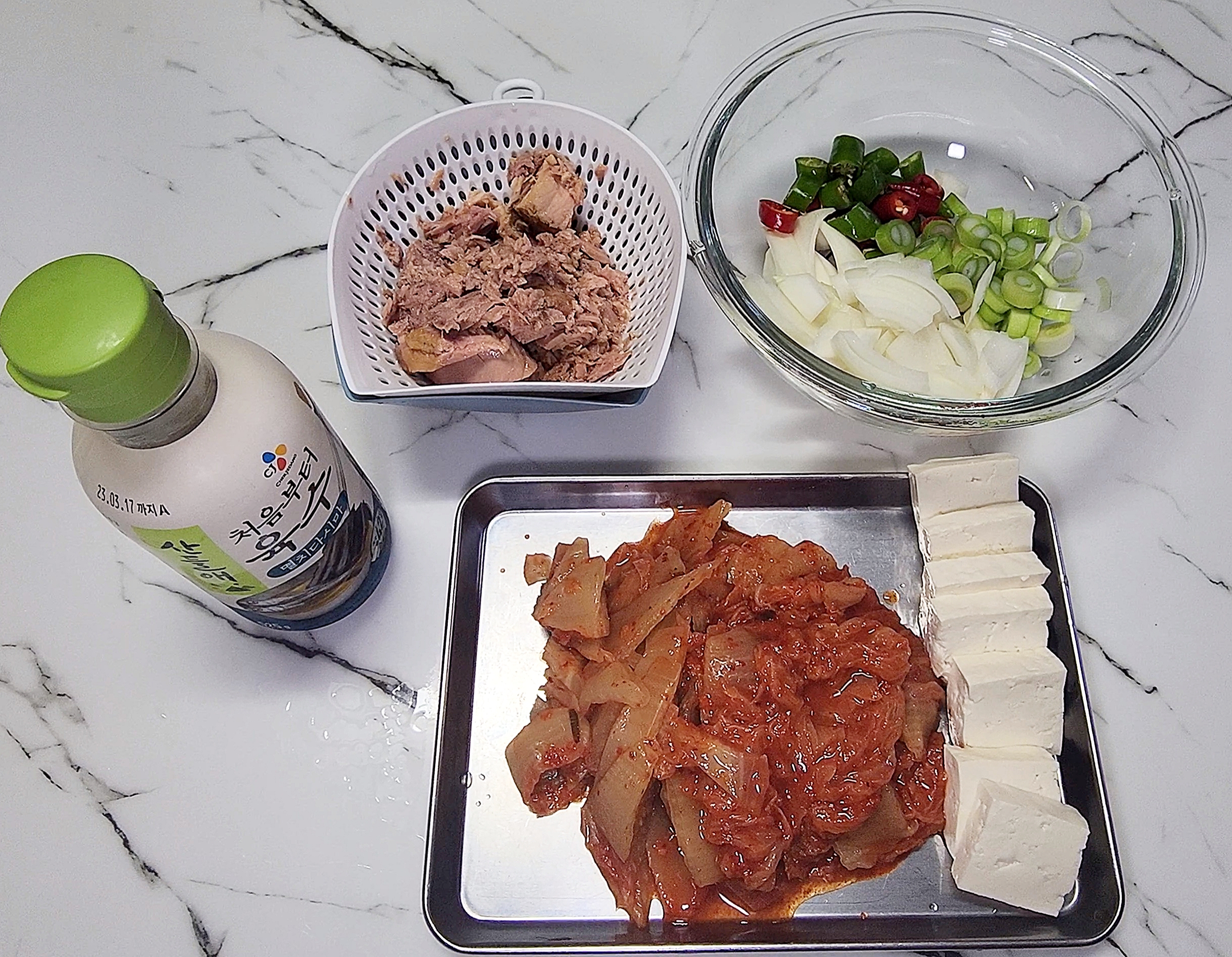 참치-김치찌개-준비재료(채소들, 참치2캔, 김치-등)