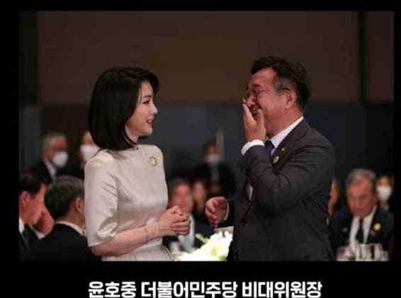  일조하는 퍼스트 레이디의 모습?