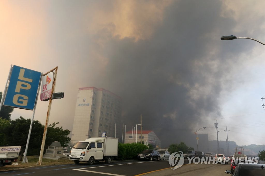  "靑, 이대론 관광지 이상도 이하도 아냐"..훼손 우려, 넘치는 쓰레기 관리 어쩌나