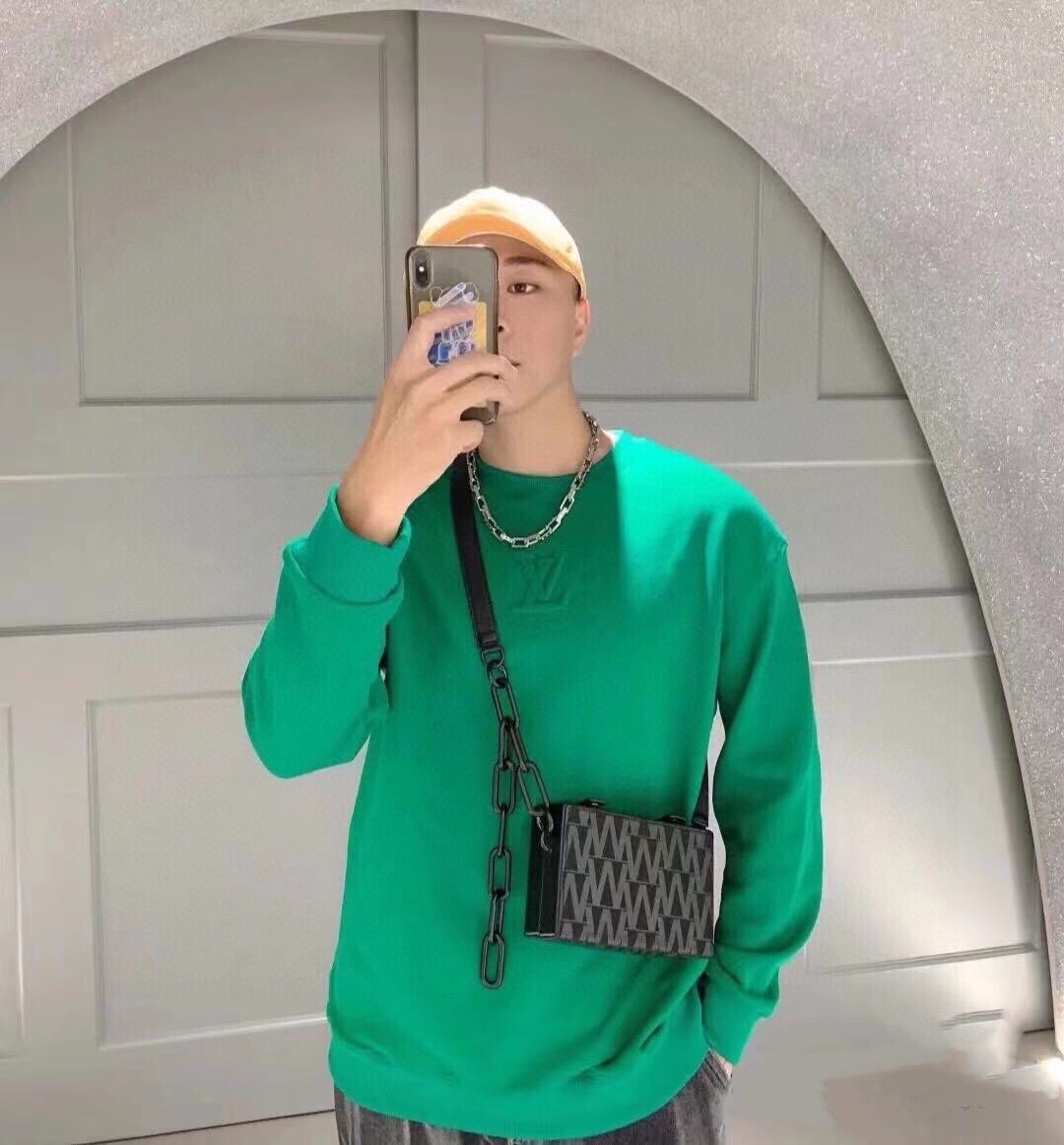  [LOUIS VUITTON] 루이비통 VIC 엠보시드 로고 스웨트 셔츠 맨투맨 티셔츠 (3 COLOR)