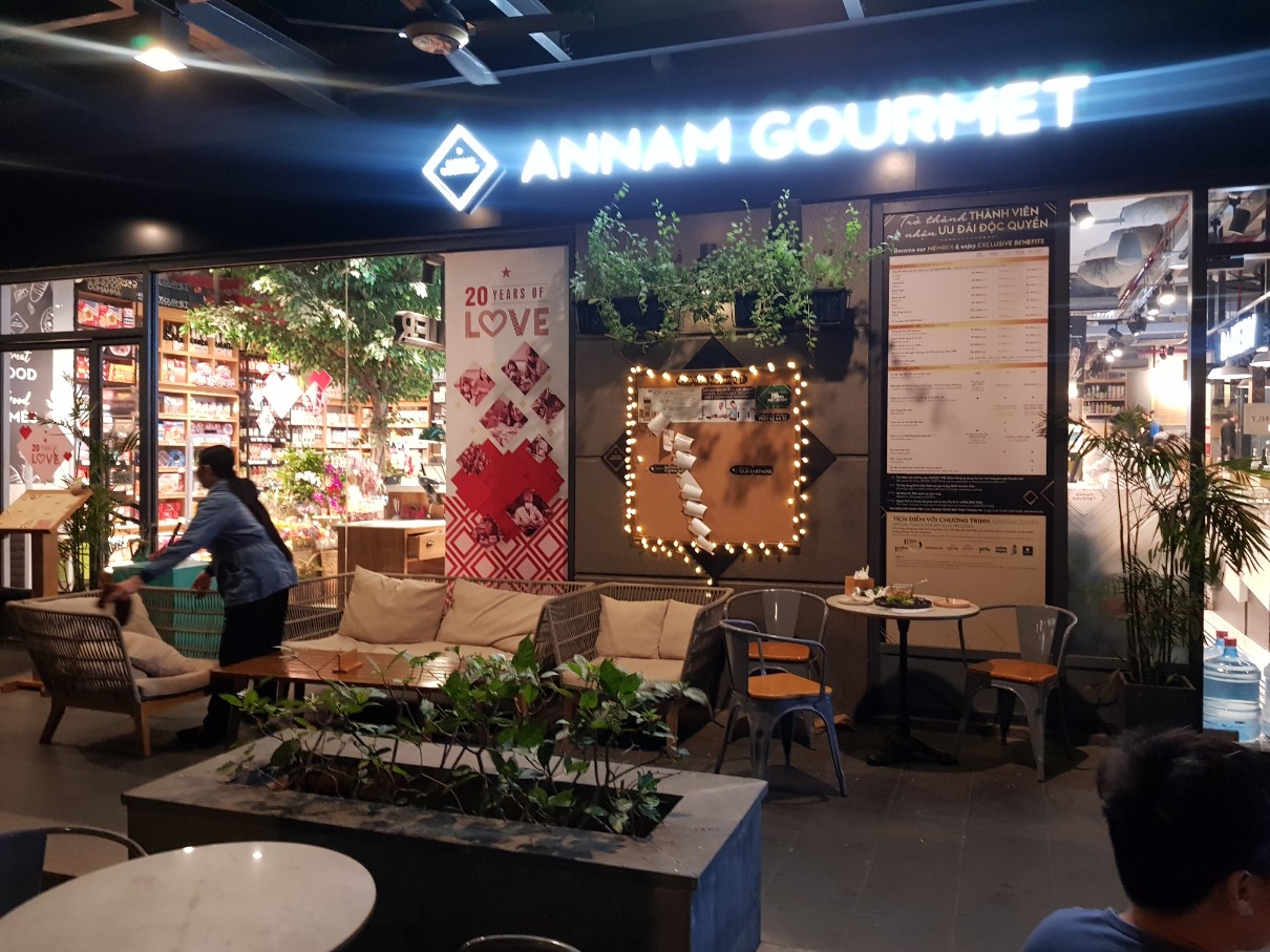 호치민 고급 식료품 체인점 겸 카페 Annam Gourmet - 매장 앞 테이블