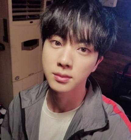  방탄소년단 진, 여심 사로잡는 초근접 셀카 '족발 먹고 잠. 히히'