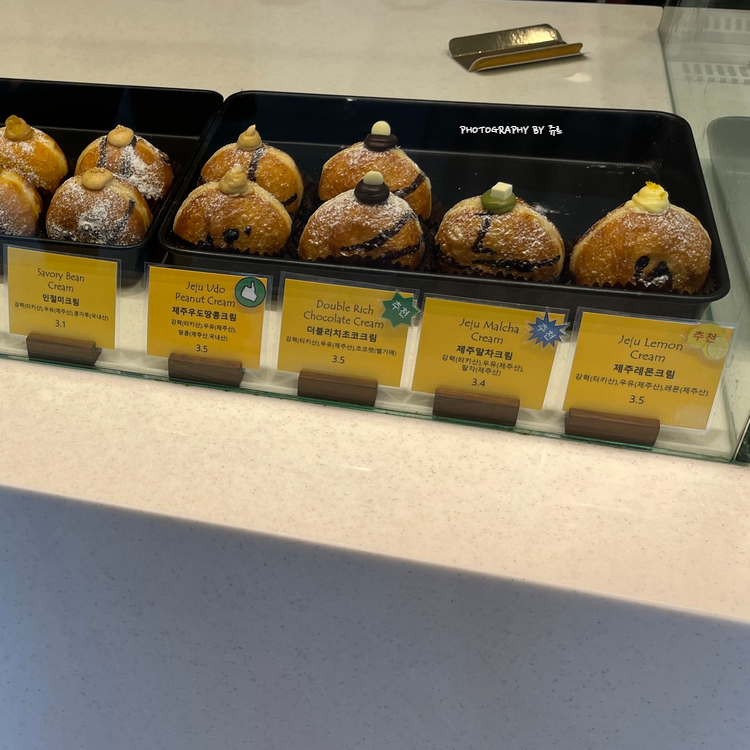제주호랭이 성산점 도넛 쇼케이스에 다양한 도넛들이 진열되어 있는 사진 묶음