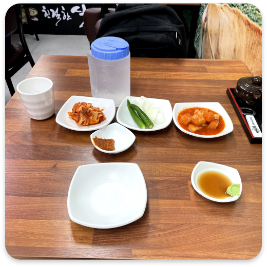 &amp;#39;친절한식당&amp;#39; 소머리국밥 기본 반찬 사진