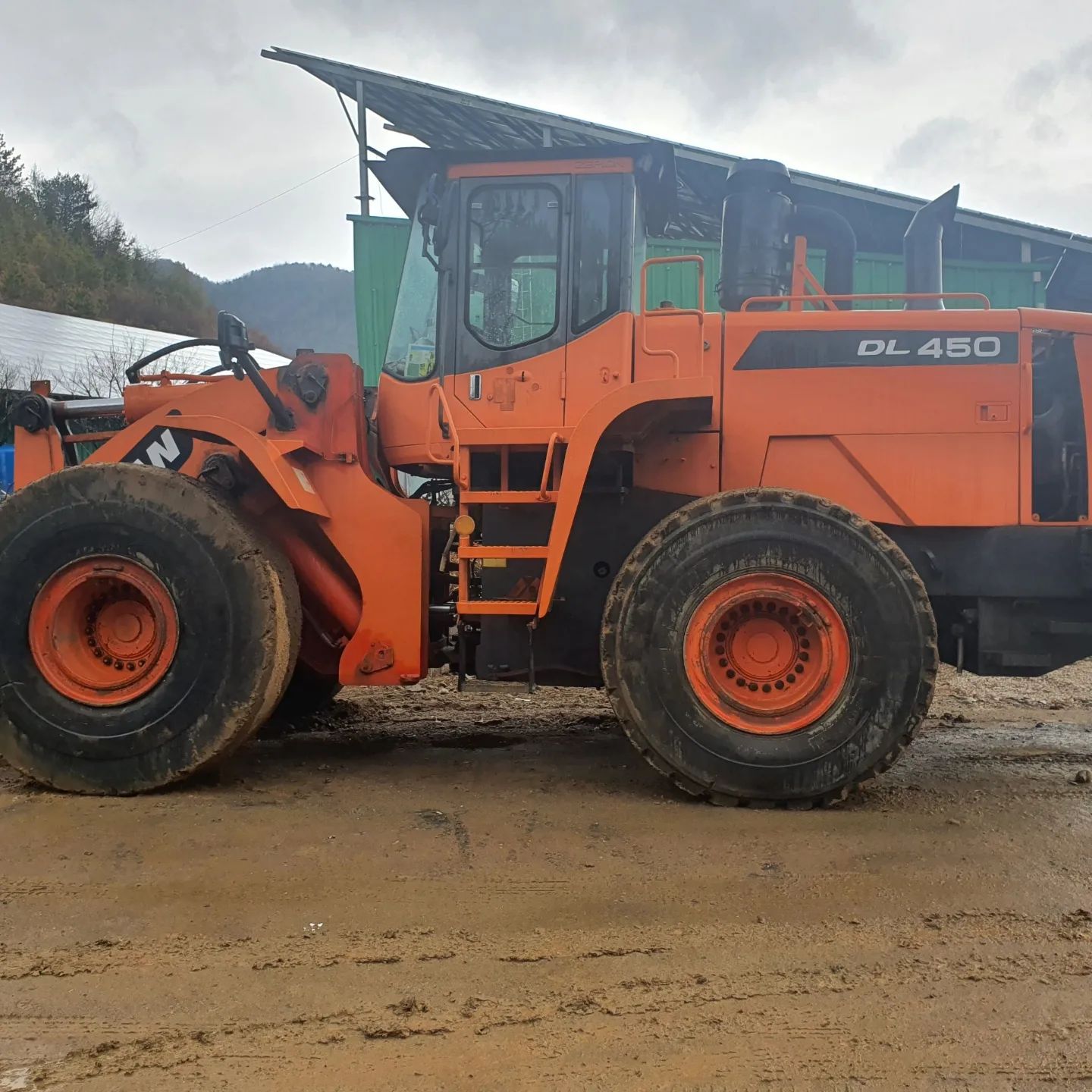  두산 DOOSAN DL450 모델 2010년식 5800만원 판매합니다.