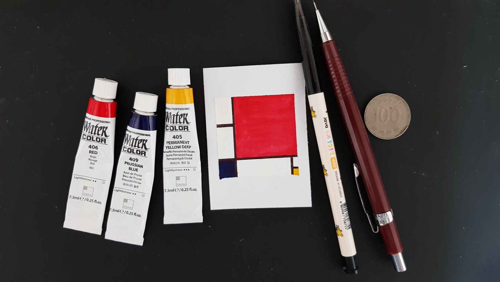 A4용지를 작게 자른 종이, 스케치할 때 사용할 샤프와 지우개, 채색할 때 사용할 검정 볼펜과 자, 그리고 빨강 파랑 노랑 수채물감을 준비했습니다.