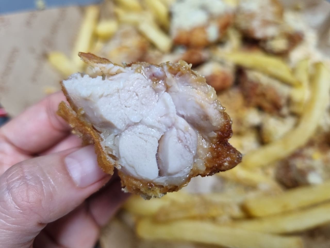 순살 콘소메이징 치킨 닭다리살 단면 사진
