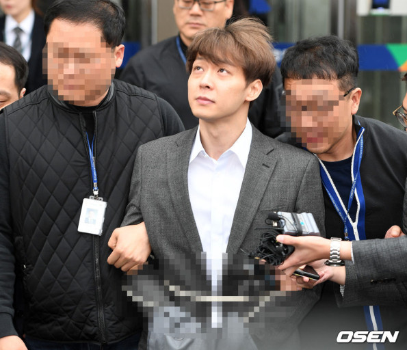  이번엔 원정도박…박유천 여성 팬에게 2:1 성관계 제안설