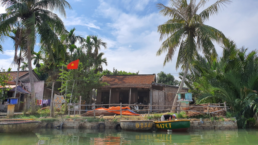베트남 호이안 코코넛배를 타고 마을을 지나는 중