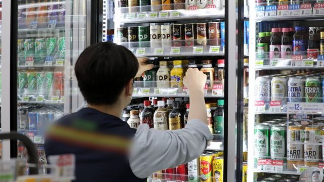편의점에 음료를 정리하는 모습
