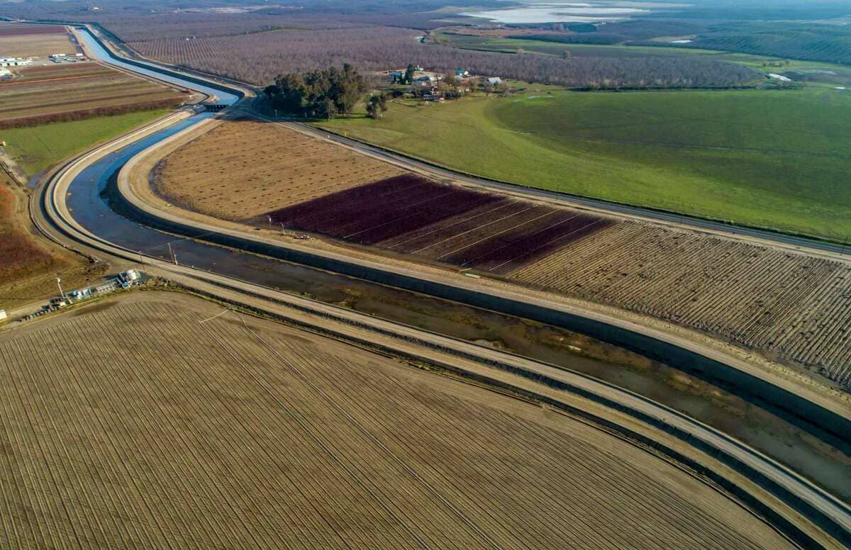 캘리포니아의 수로를 태양열 패널로 덮는 프로젝트 VIDEO: California Wants to Cover Its Canals With Solar Panels