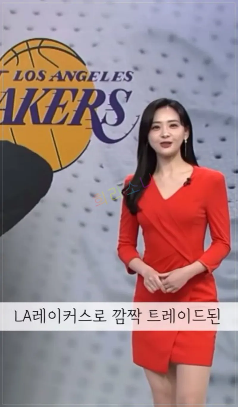 김다영이 뉴스 스튜디오에서 빨간색 브이넥 원피스를 입고 방송을 진행하고 있다. 배경에는 