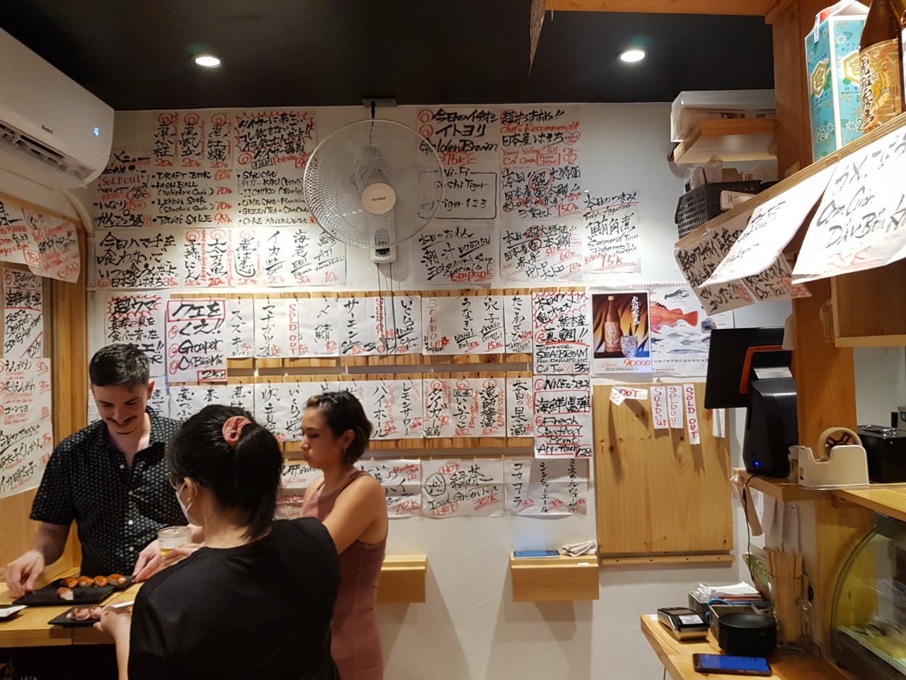 호치민 1군 레탄톤 일본인 거리 Sushi Tiger 실내 분위기