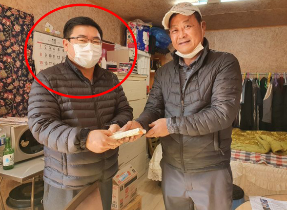 "더러운 폐품이지만 남을 도울 수 있어 행복합니다…." 22년간 휴일을 가리지 않고 폐지 주워 총 1억원을 기부한 남성, 정체가 밝혀지자 모두가 감격의 눈물을 흘리고 말았습니다.