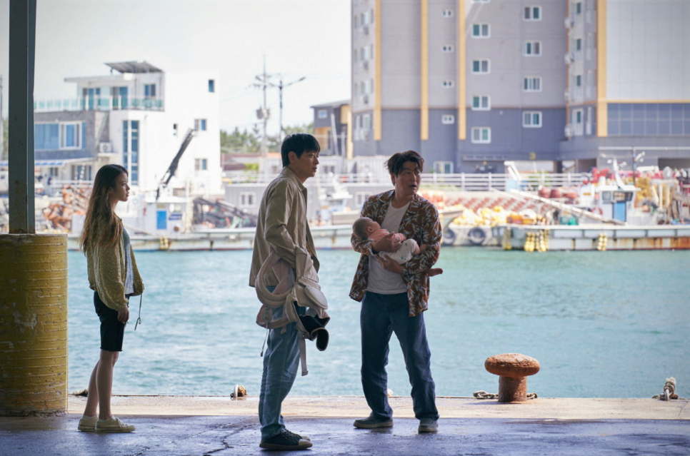 영화 브로커에서 아이유의 엄마가 됐다. (정보, 출연진, 제작사, 개봉) 4