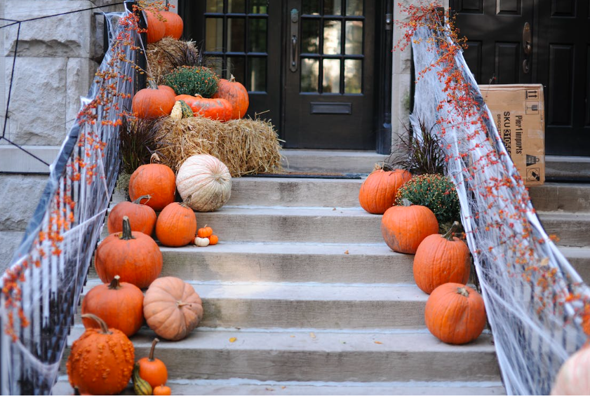 집앞에 장식한 pumpkins