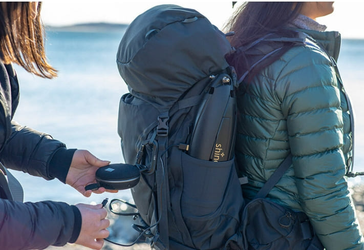  배낭에 쏙 들어가는 휴대용 풍력 발전기 VIDEO:SHINE CAN CHARGE HANDHELD ELECTRONICS WHILE BEING OFF-GRID
