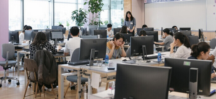 구직활동 인정 교육에 참여하고 있는 사람들 이미지