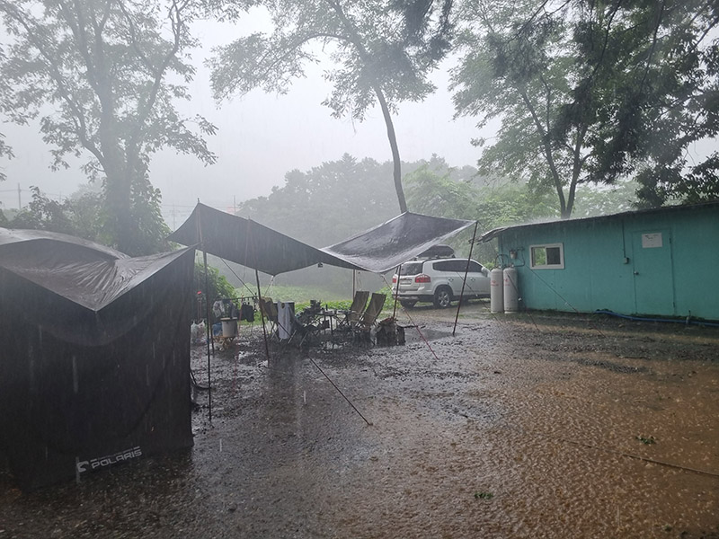 비오는-날-텐트