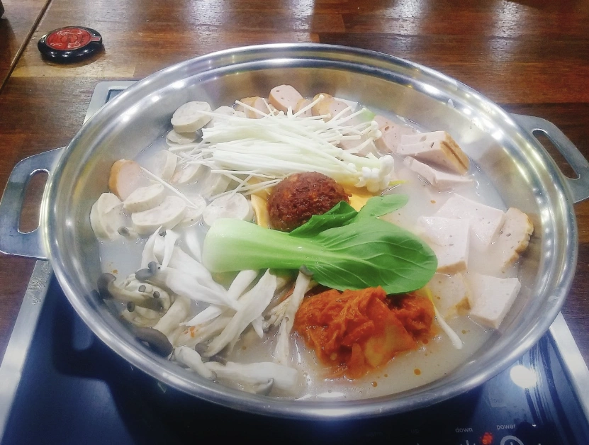 백반기행 춘천에서 만난 색다른 한 끼, 발칸부대찌개와 슈바인학센
