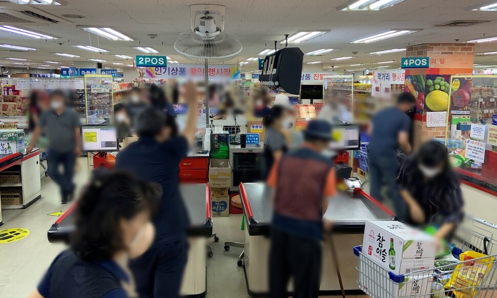  최대 70% 싼 '군 마트' 일반에 개방..주변상권 생존 위협