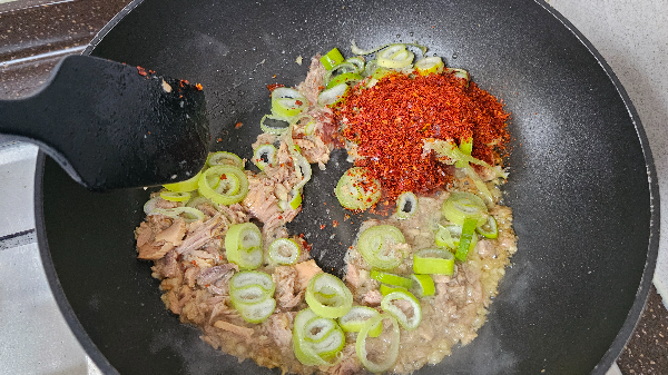 마늘을 기름에 볶고 참치도 볶고 고춧가루도 볶아서 고추기름을 냅니다.