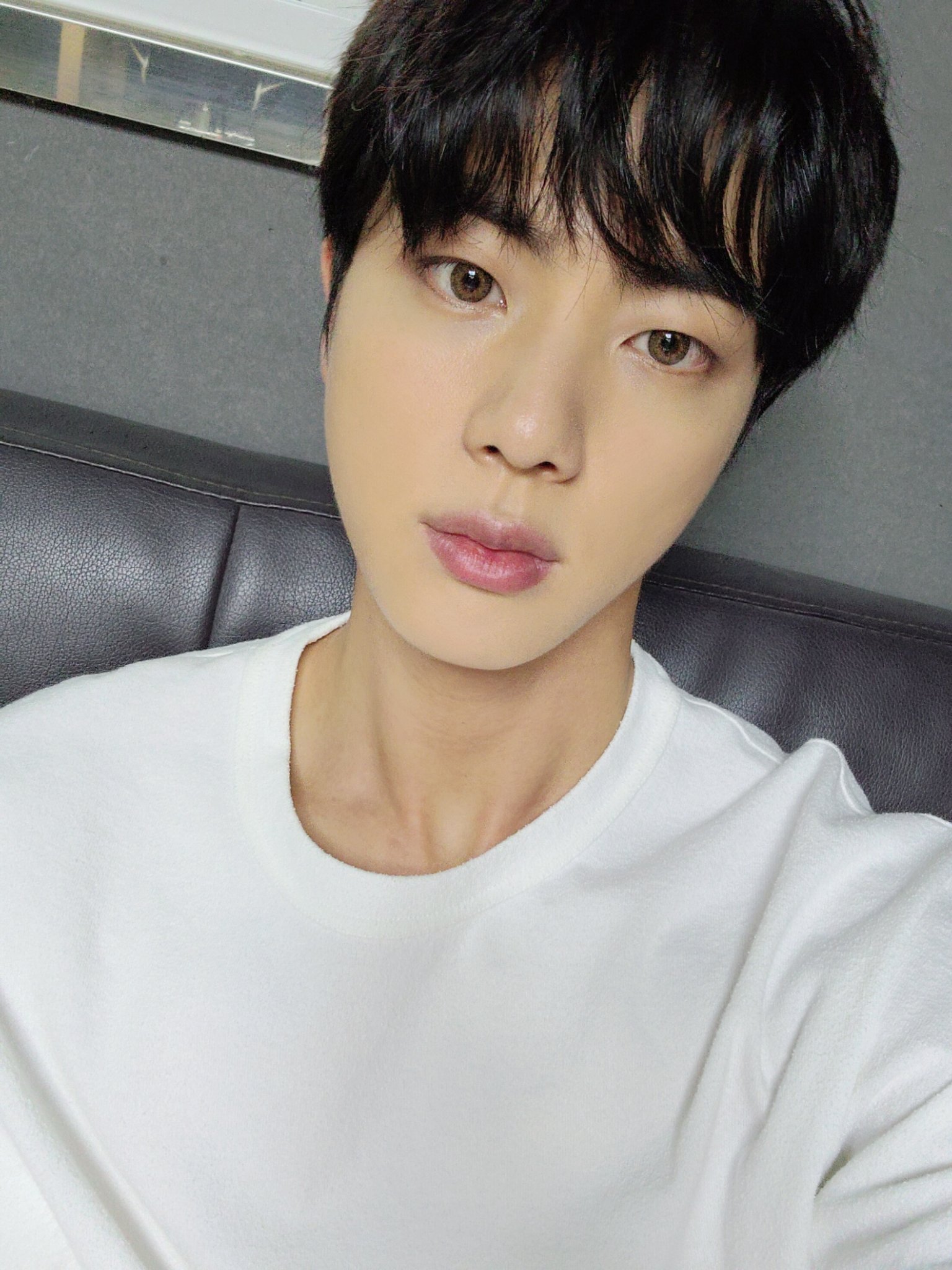  '렌즈삽입수술 했다' 방탄소년단 진의 깜짝 댓글 '화제'