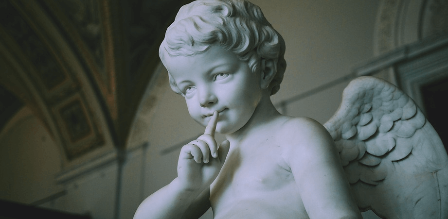 아기 천사 조각상이 손가락으로 입을 가리고 있다