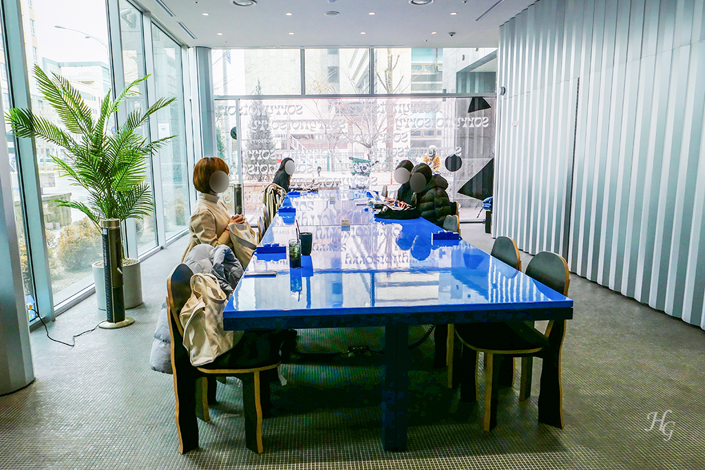 서울 신설동 카페 쏘리낫쏘리(sorrynotsorry) 내부 파란색 테이블 및 좌석