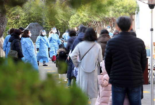  부산 병상 부족 상황에 부산항 러 선박 22명 확진과 대구 동산병원 이송, 사회적거리두기 3단계 소식과 강서구 에어로빅 학원 13명 추가확진!