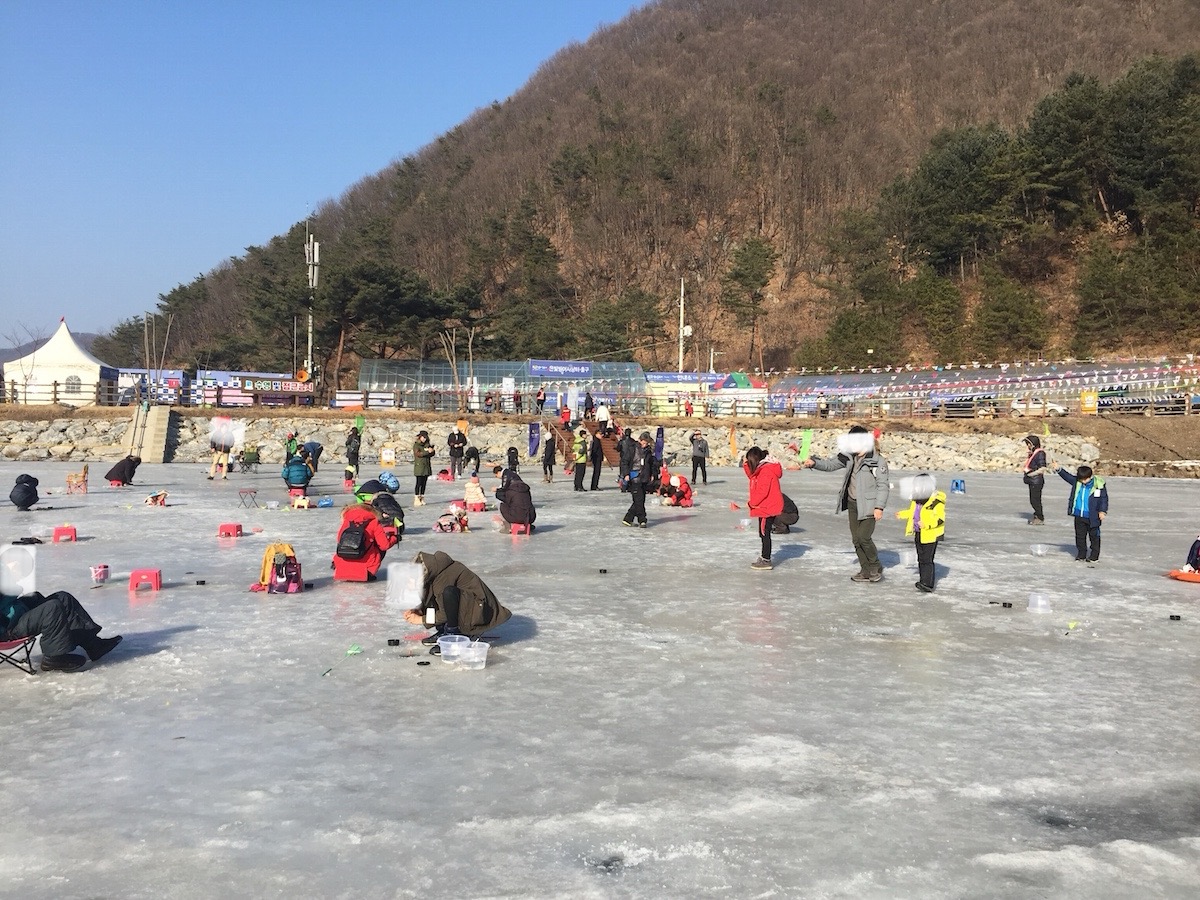 얼음 빙어낚시를 즐기는 사람들의 모습