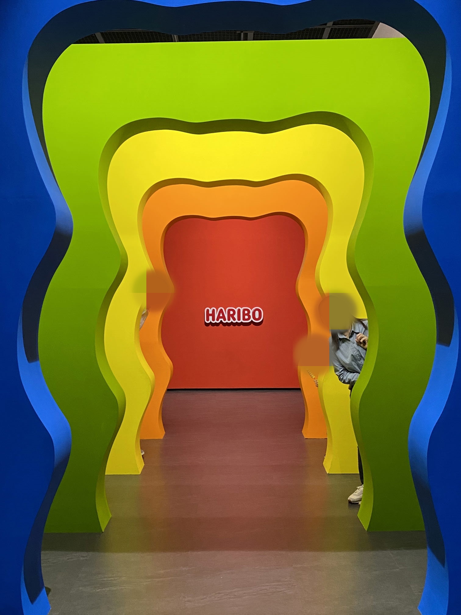 하리보 전시의 메인 포토스팟, 알록달록한 하리보터널