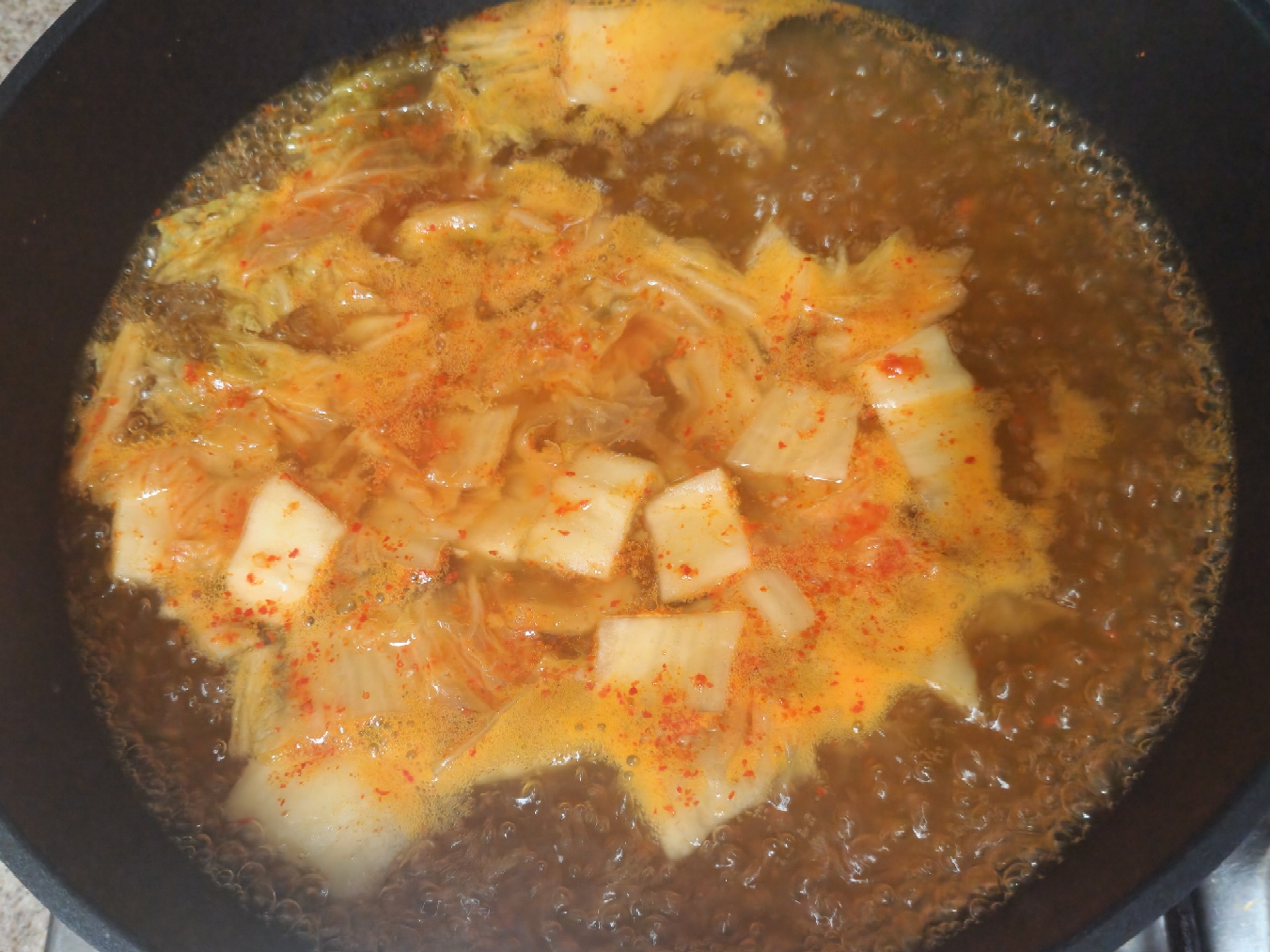 육수에-김치를-끓이는-모습