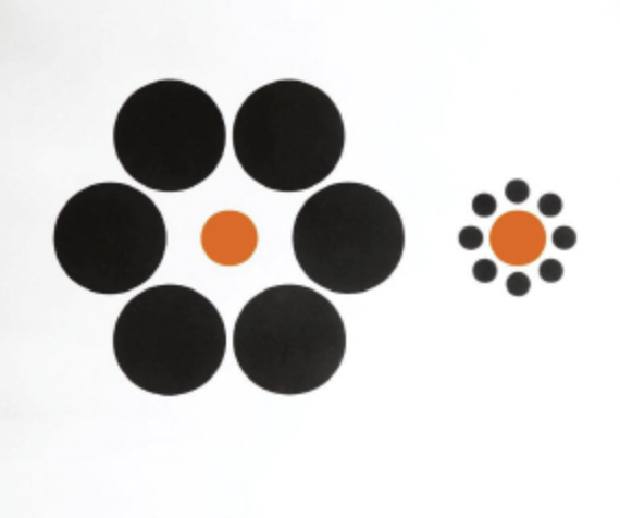 에빙하우스의 착시 두개의 주황색 원은 같은 크기이다.