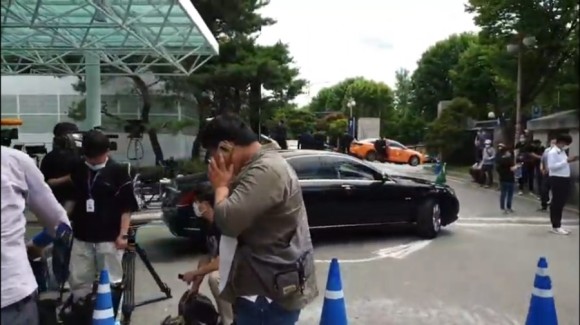 서울시청 앞 박원순 분향소 앞 성창경TV서울대병원 장례식장 주차장에 마련된 강용석·김용호·김세석·김용호·양평의 집. 유튜브 ON. 2020년 7월 11일 2시 30분 30