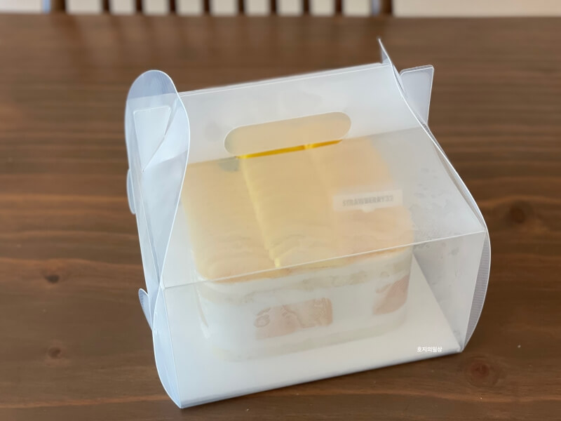 연남동 망고 케이크 전문점 스트로베리32 - 포장 상자