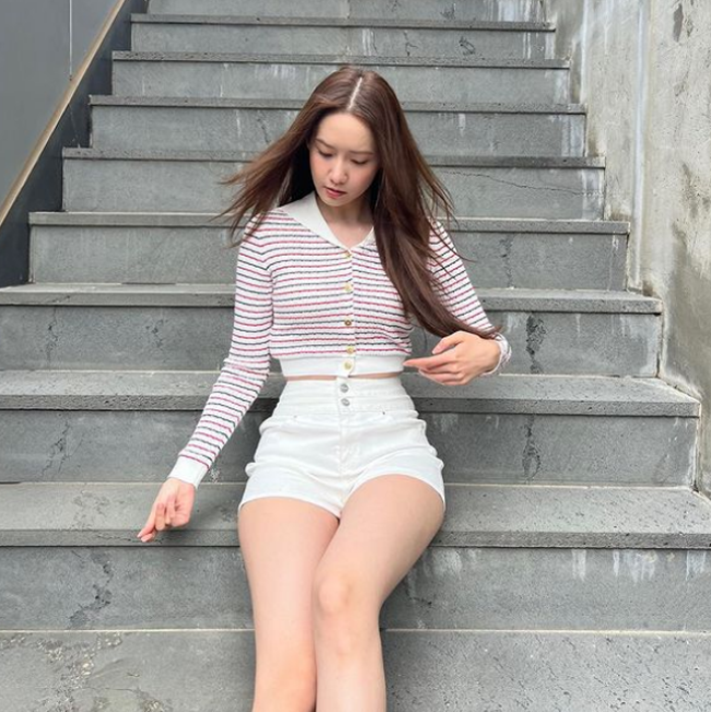  윤아 가디건 _ 미우미우 세일러 카라 스트라이프 가디건 (윤아 인스타그램 패션)