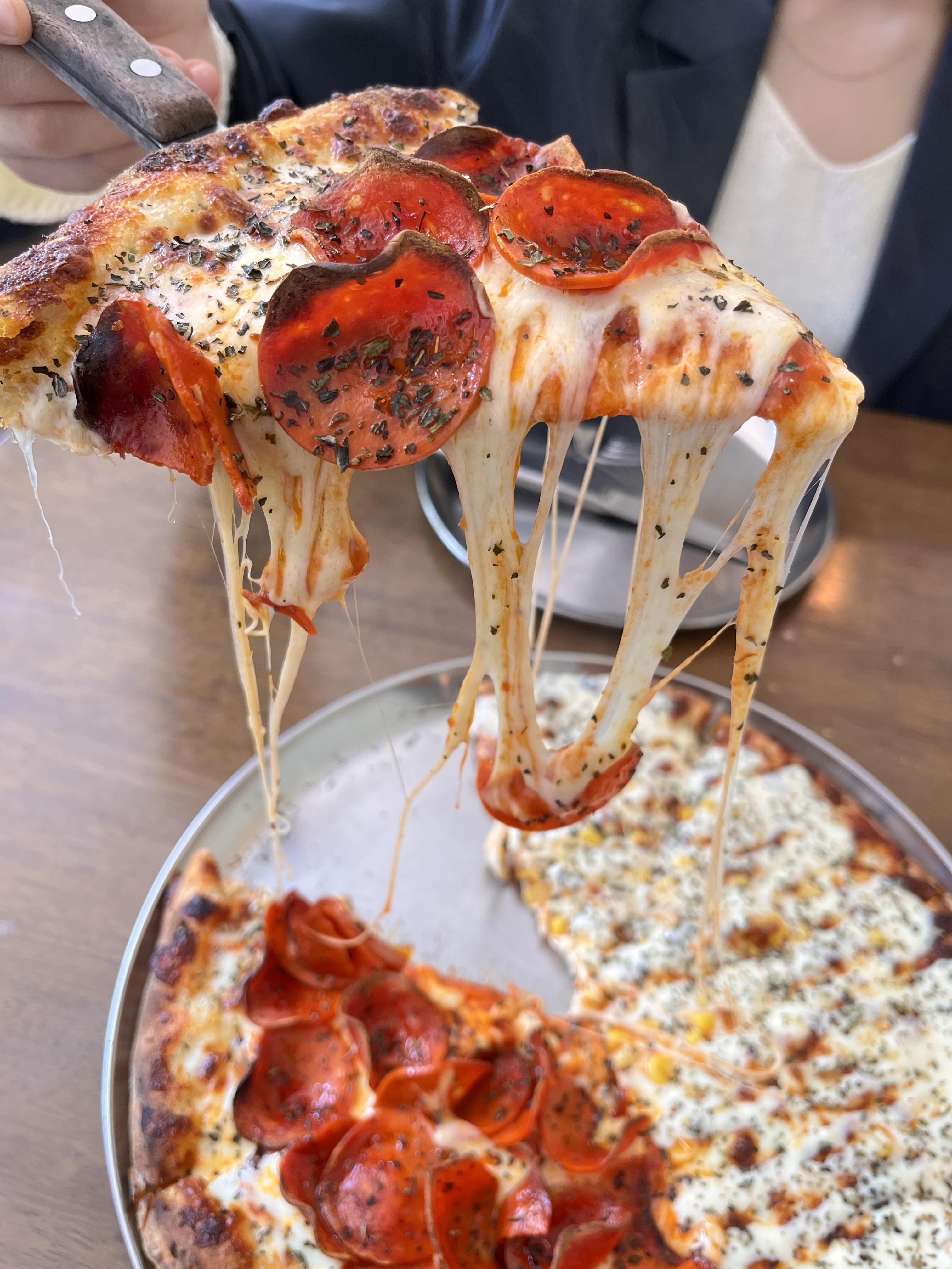 치즈가 늘어난 페퍼로니 피자