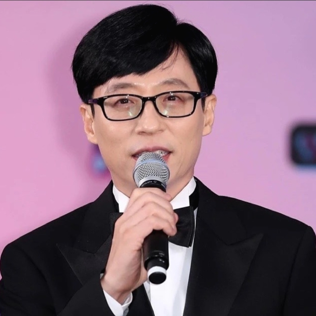 국민mc유재석-마이크잡고있는모습