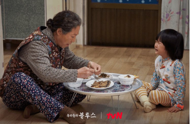 우리들의 블루스 은기가 춘희가 해준 반찬이 맘에 안든다면서 우는 장면 스틸컷