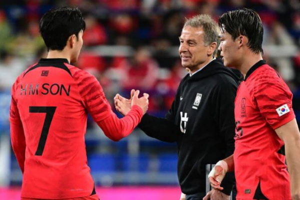 클린스만의 감독 데뷔작 - 손흥민의 인사