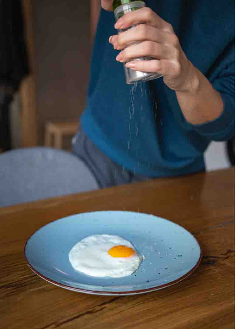 계란후라이-위에-소금을-뿌리는사진