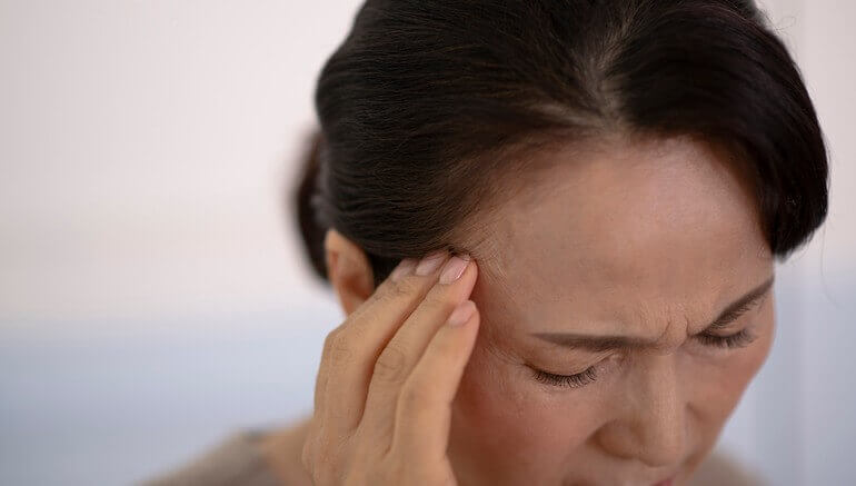 이명으로 두통을 호소하는 중년 여성
