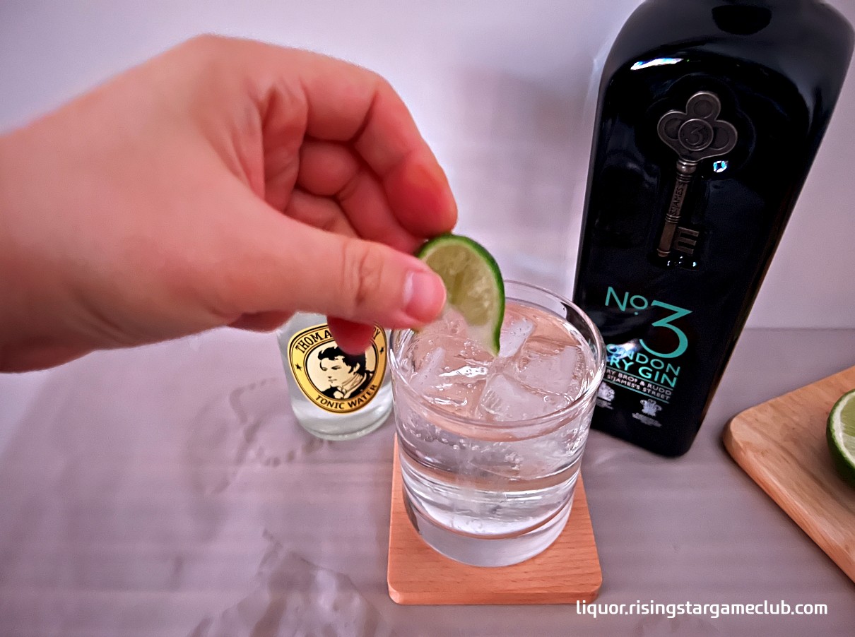 넘버 3 런던 드라이 진 (No.3 London Dry Gin)로 만든 진토닉(Gin and Tonic)에 라임 즙을 넣는 사진