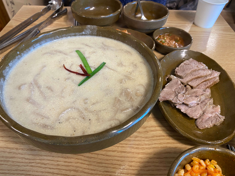 서울 엘림들깨수제비칼국수의 들깨칼국수와 수육이다. 