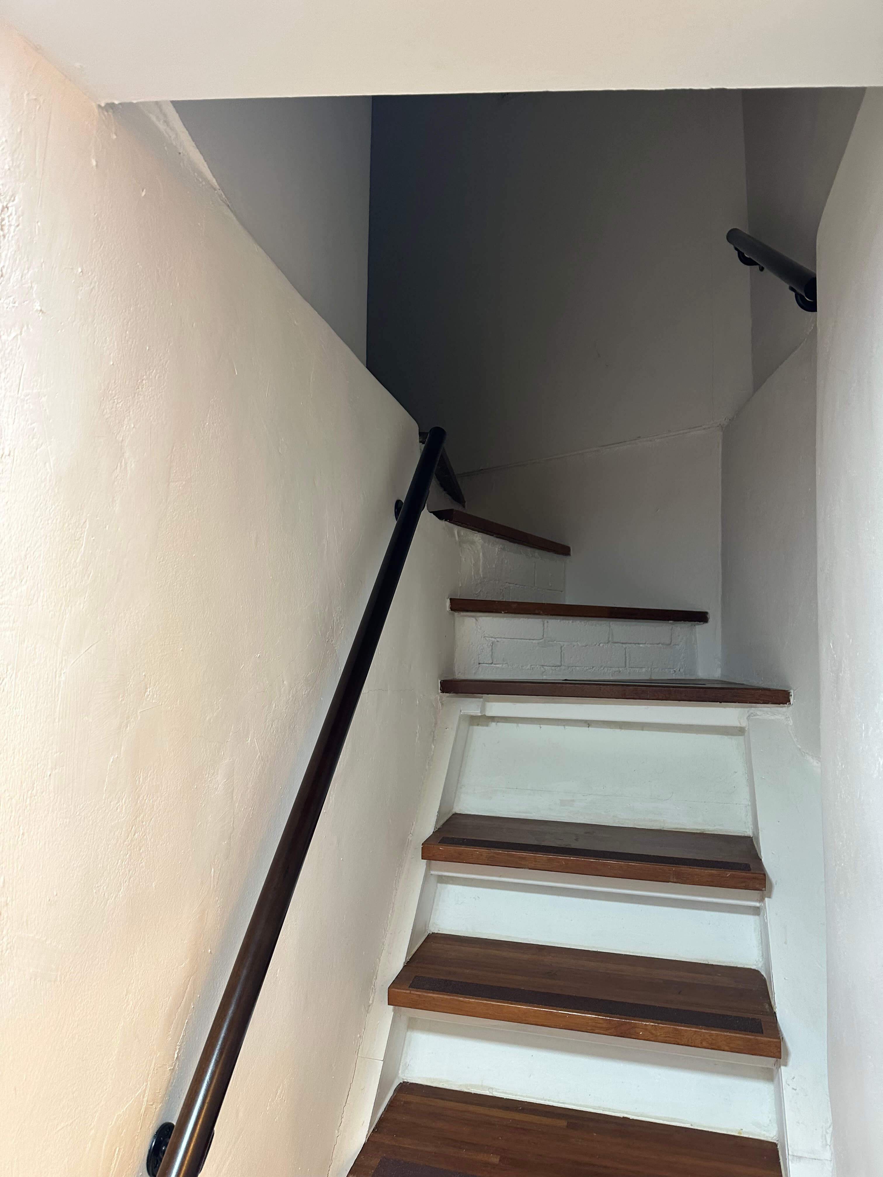 적요몽 2층 계단 사진