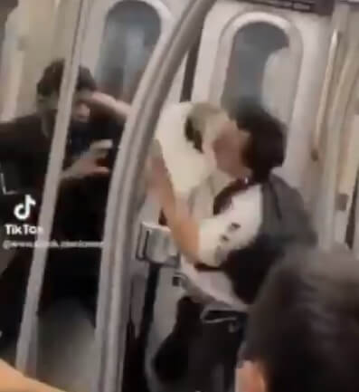 뉴욕지하철에서-폭행당하는-아시아계-남성