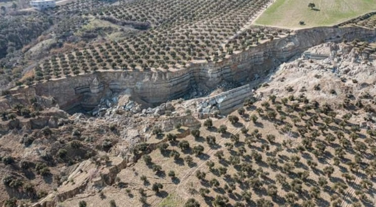 영화에서나 보던 지진 땅 갈라짐...공포 도가니 ㅣ&quot;지진 예측 가능하다&quot; VIDEO: Drone footage shows large faultline in southern Turkey after earthquakes