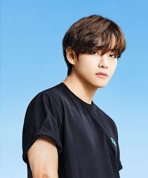  방금 뜬 휠라 화보에서 청바지와 블랙티 입은 미친 미모와 피지컬의 방탄 뷔